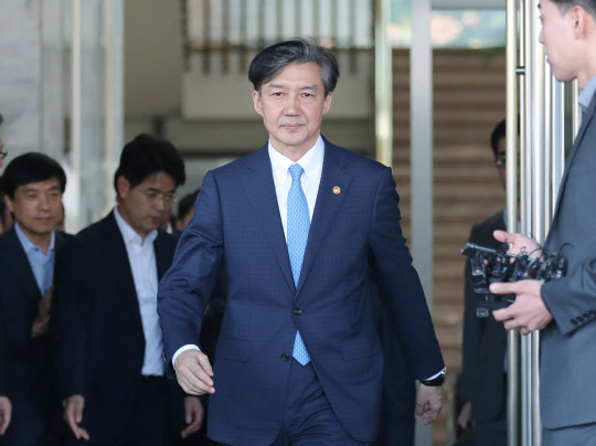 조국, 법무장관 사퇴 한 달 만에 검찰 소환      (서울=연합뉴스) 검찰이 14일 부인의 차명 주식투자와 자녀 입시비리 등에 연루된 의혹을 받는 조국 전 법무부 장관을 소환해 조사 중이라고 밝혔다.      사진은 지난달 14일 사의를 밝히고 정부과천청사 법무부를 나서는 조국 전 법무부 장관. 2019.11.14 [연합뉴스 자료사진]      photo@yna.co.kr  (끝)
